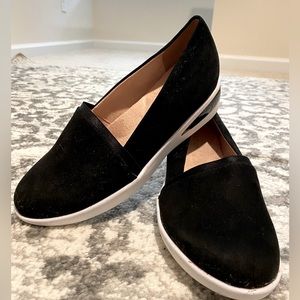 Kenneth Cole Fay sneaker, Black suede look slip-on low wedge; 9.5 NWOB